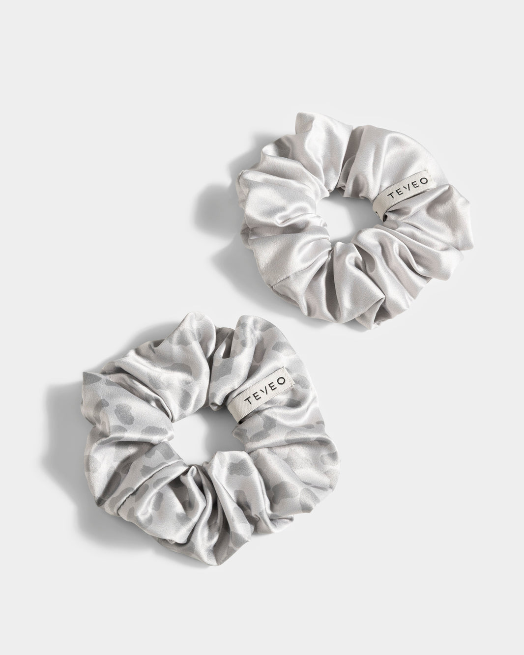 Scrunchies Contrastline (set da 2) “Stampa leopardata Grigio Chiaro"