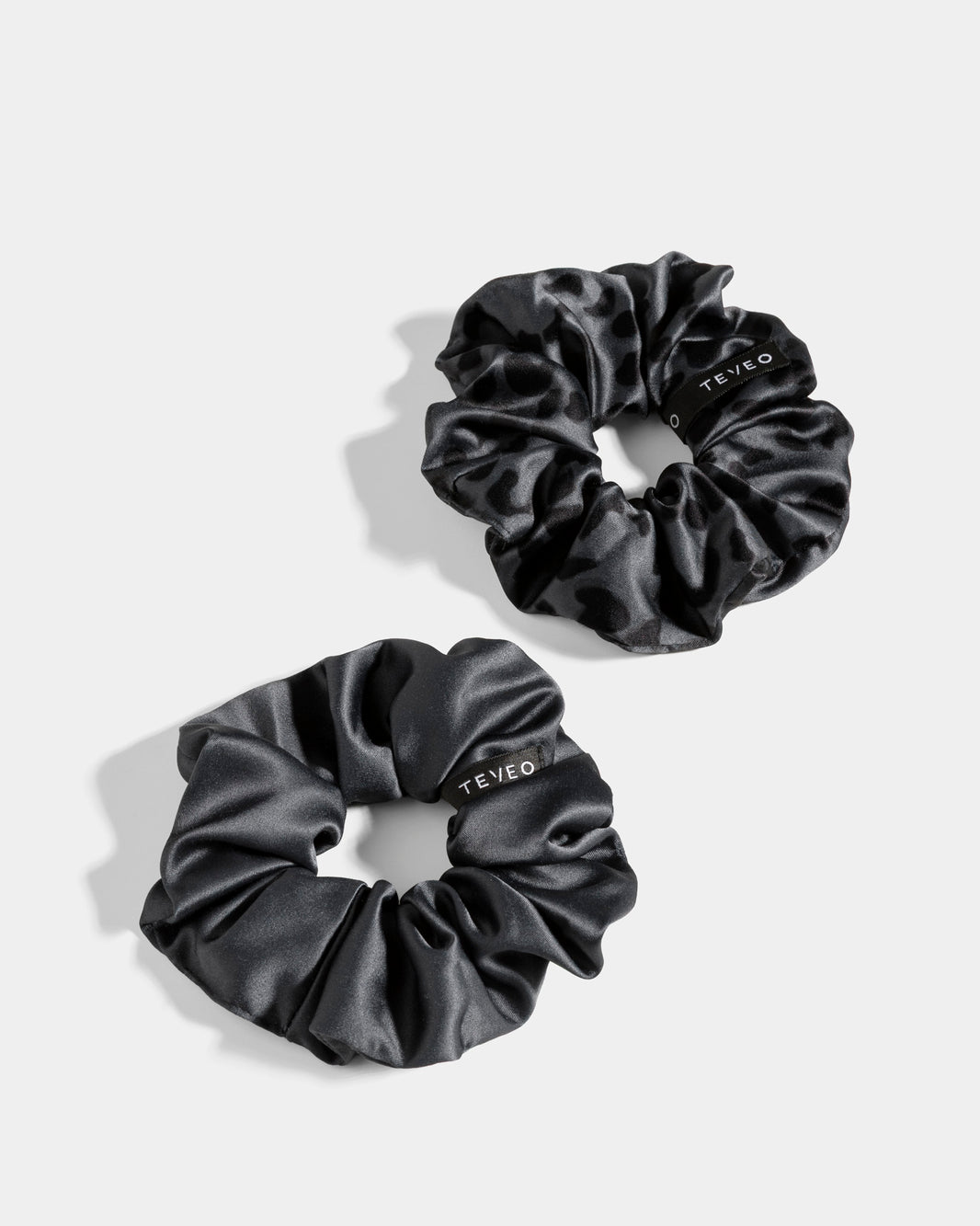 Scrunchies Contrastline (set da 2) “Stampa leopardata Nero"