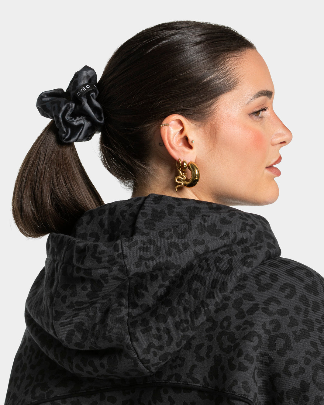 Scrunchies Contrastline (set da 2) “Stampa leopardata Nero"