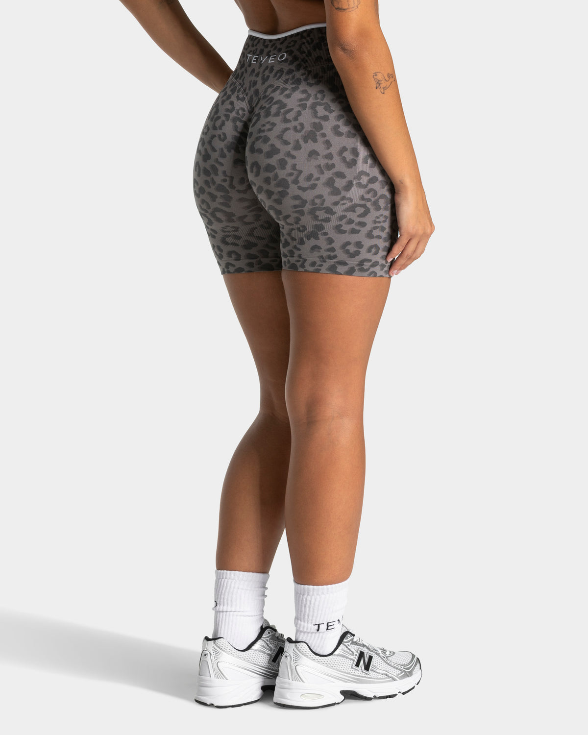 Contrastline Sculpt Scrunch Shorts ‘Graphite Leopard’