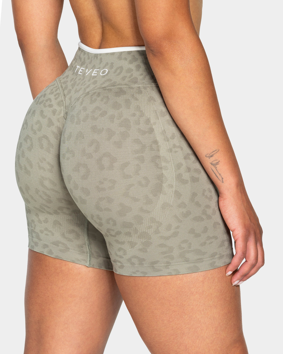 Contrastline Sculpt Scrunch Shorts ‘Khaki Leopard’