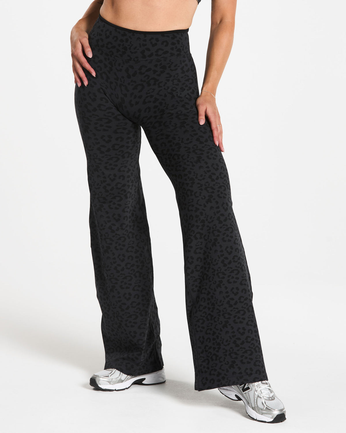 Contrastline Sculpt Scrunch Straight Leg Pants Regular "Leo Schwarz"