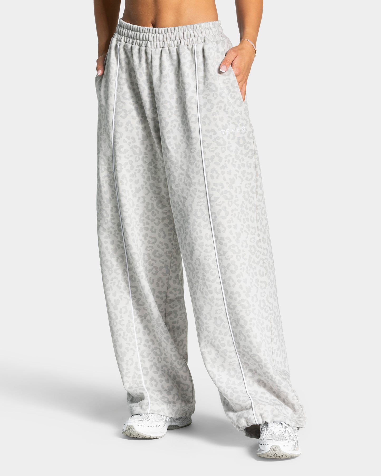 Contrastline Wide Leg Joggers ‘Light Grey Leopard’