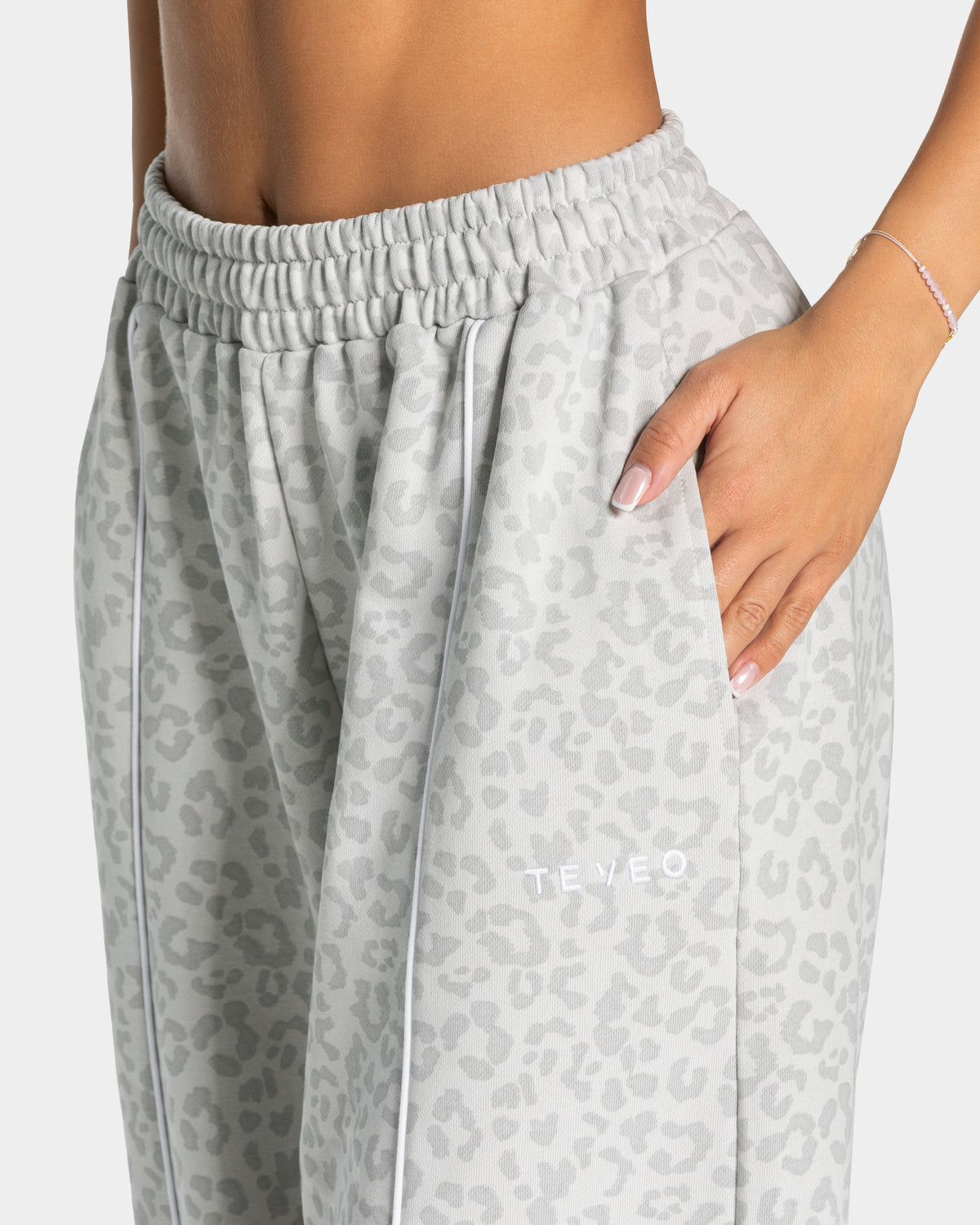 Contrastline Wide Leg Joggers ‘Light Grey Leopard’
