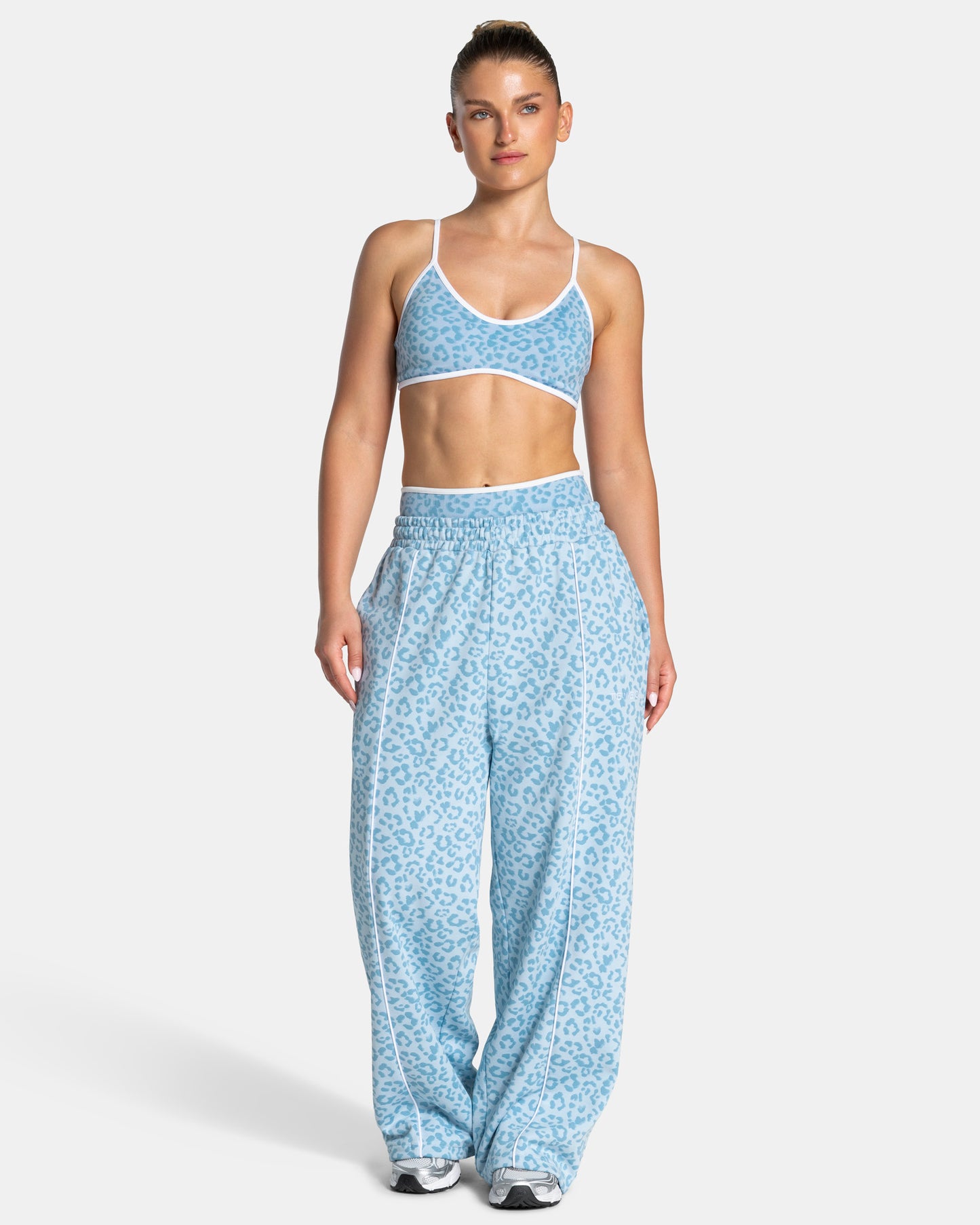 Contrastline Wide Leg Jogger "Leo Babyblau"