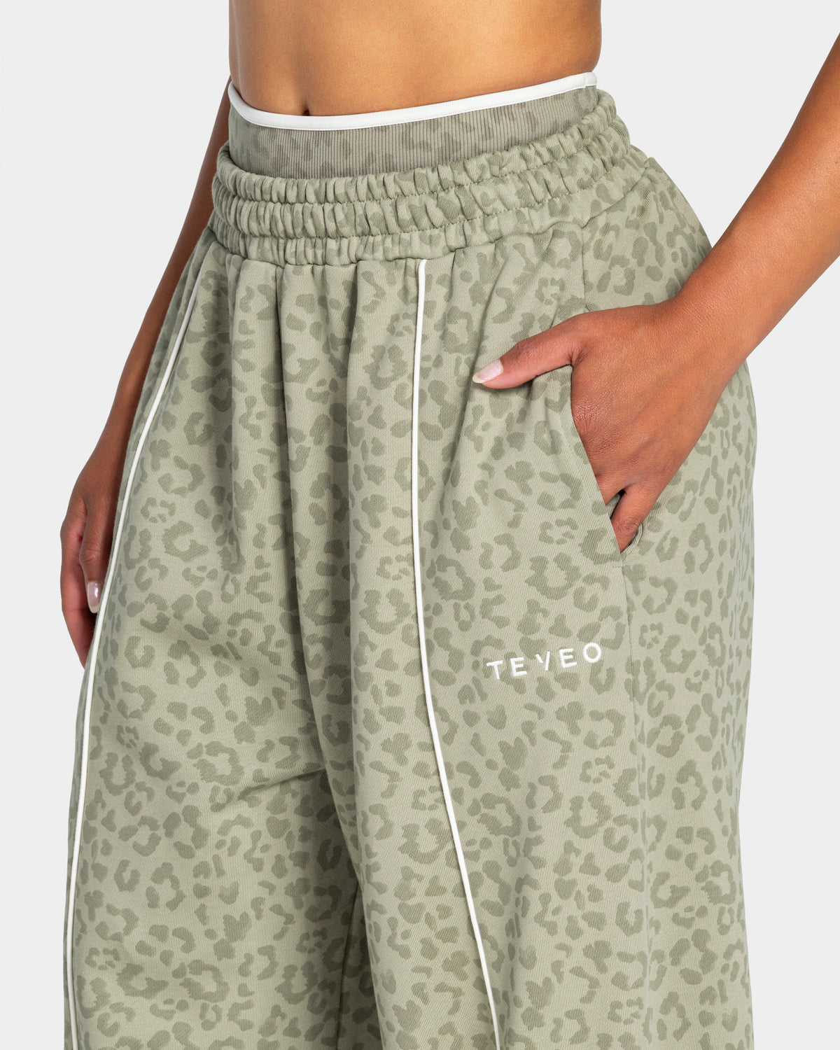 Contrastline Wide Leg Joggers ‘Khaki Leopard’