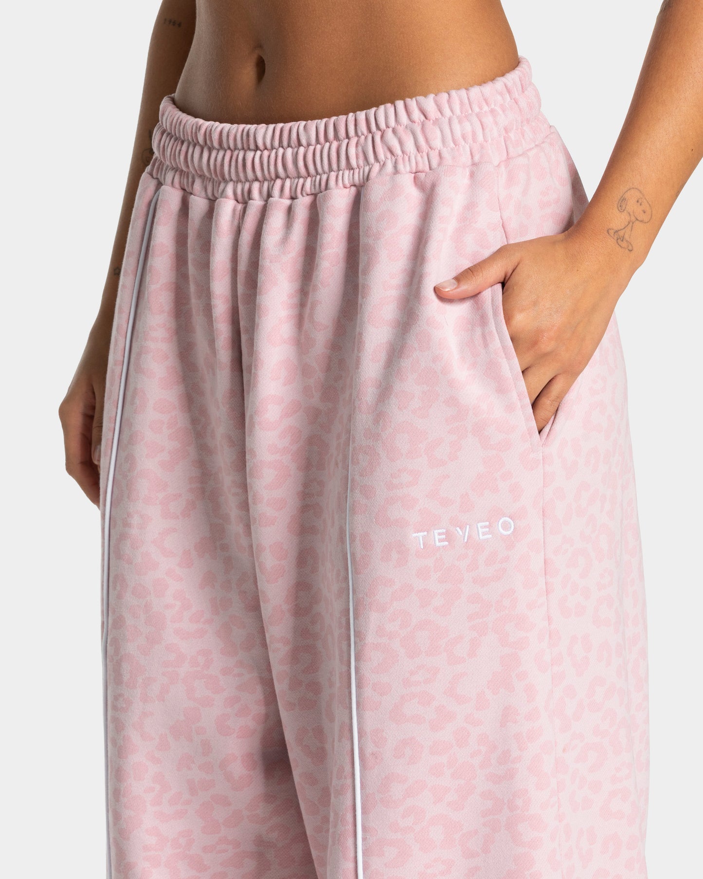 Contrastline Wide Leg Joggers ‘Light Pink Leopard Print’