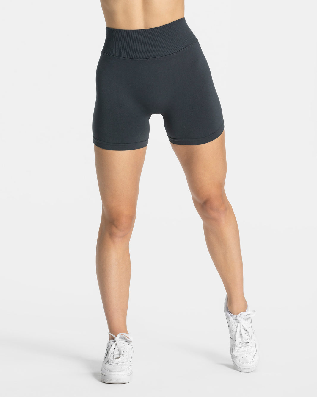 Szorty Essence V-Back Covert Scrunch „Ebony”
