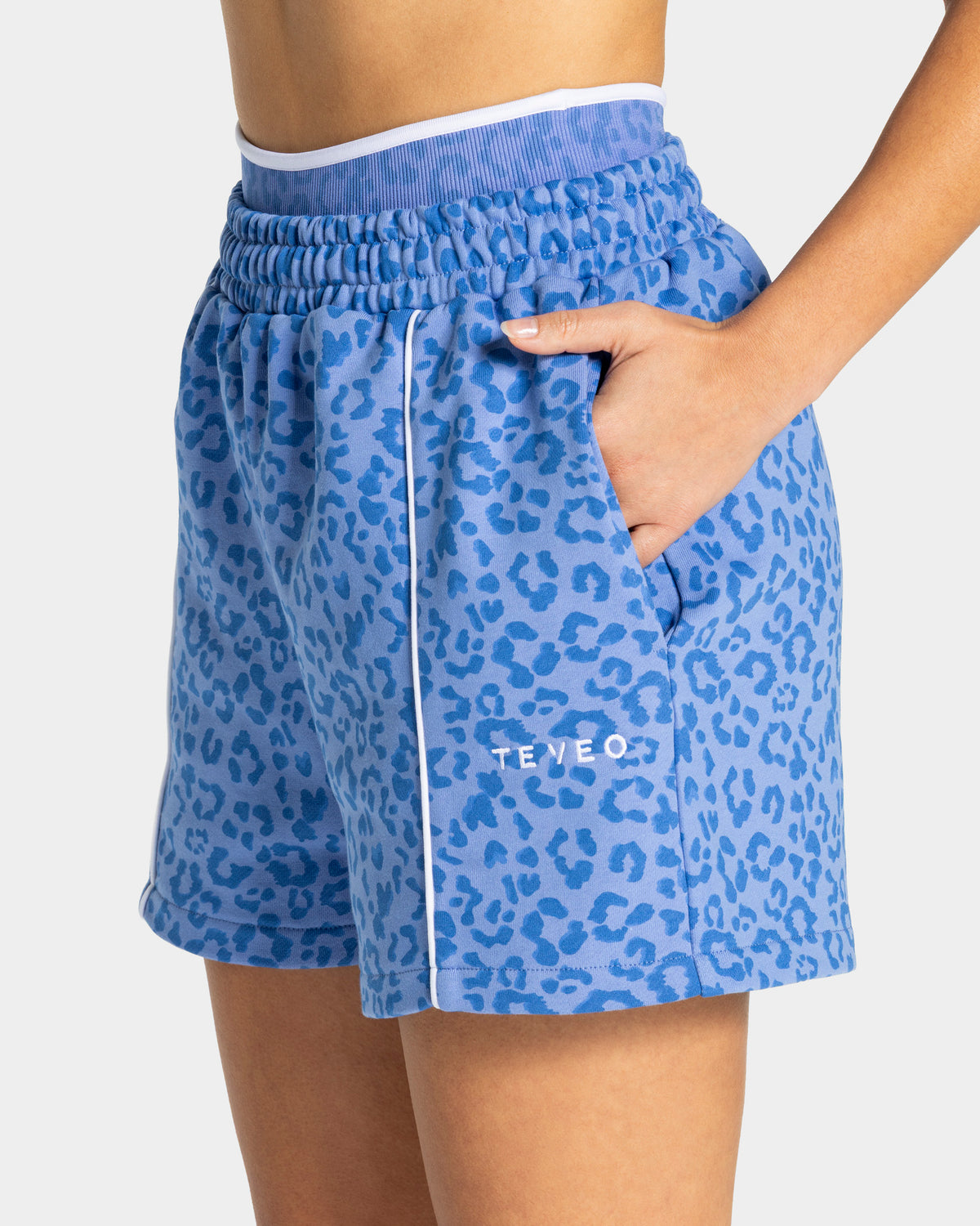 Contrastline Oversized Shorts ‘Azure Leopard Print’