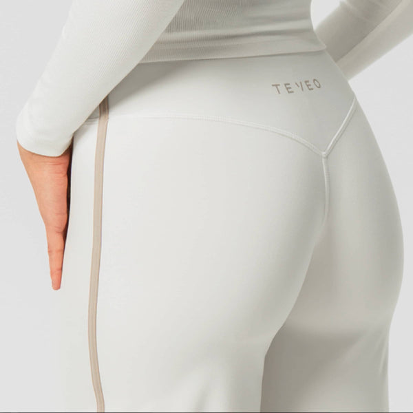 SOFT_W_Straight-Pants1_Scrunch