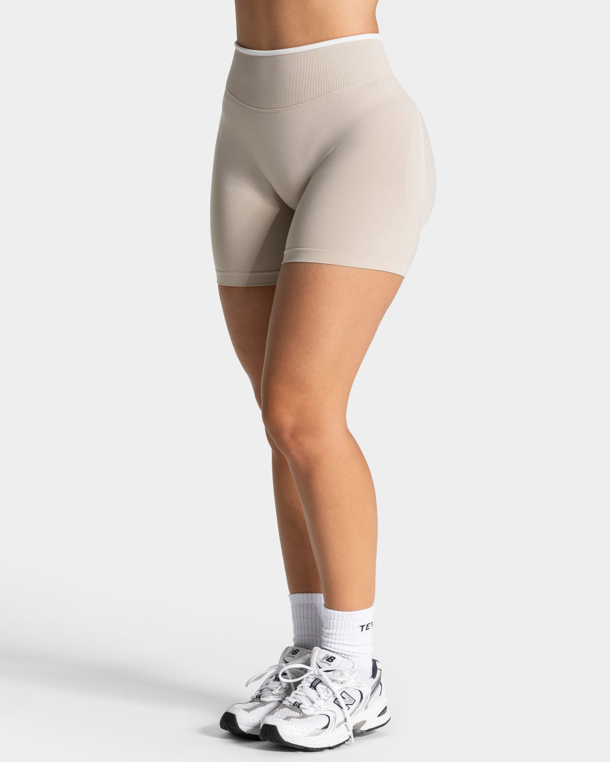 Szorty Contrastline Sculpt Scrunch „Cream”