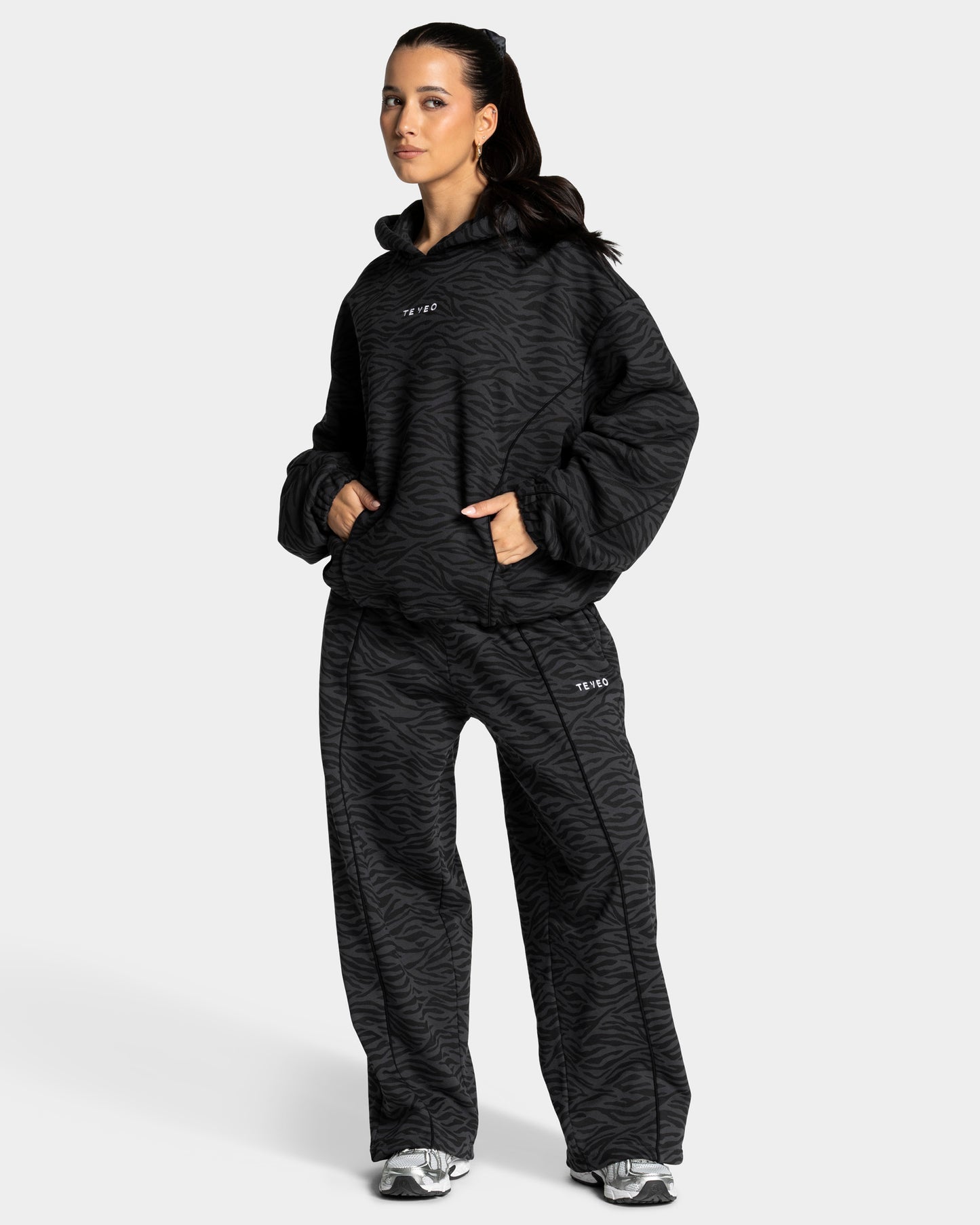 Contrastline Hooded Sweater ‘Zebra Black’