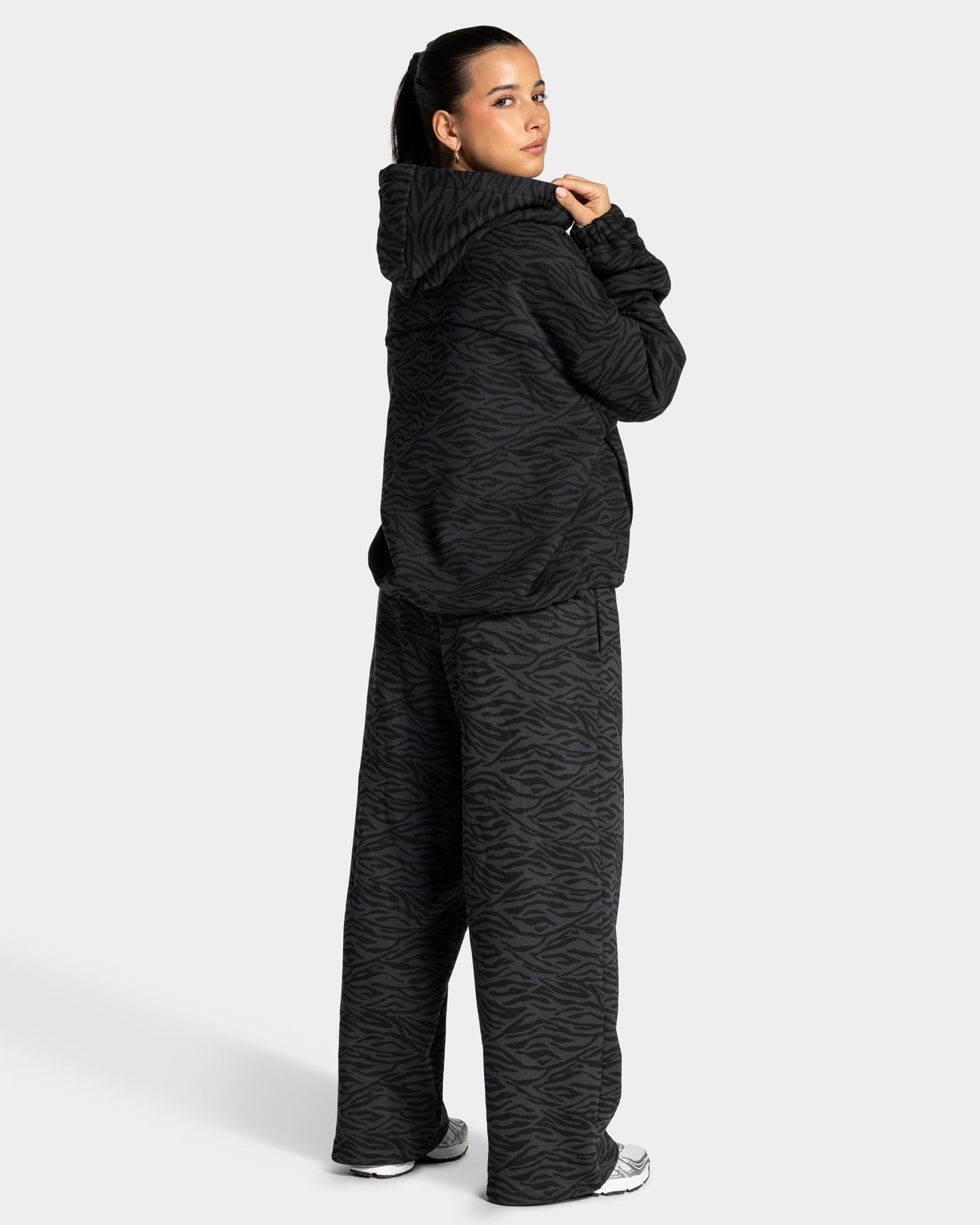 Contrastline Hooded Sweater ‘Zebra Black’