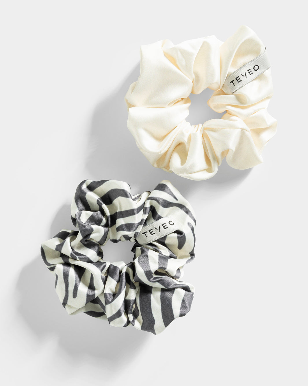 Scrunchies Contrastline (set da 2) “Stampa zebrata nel colore Off White"