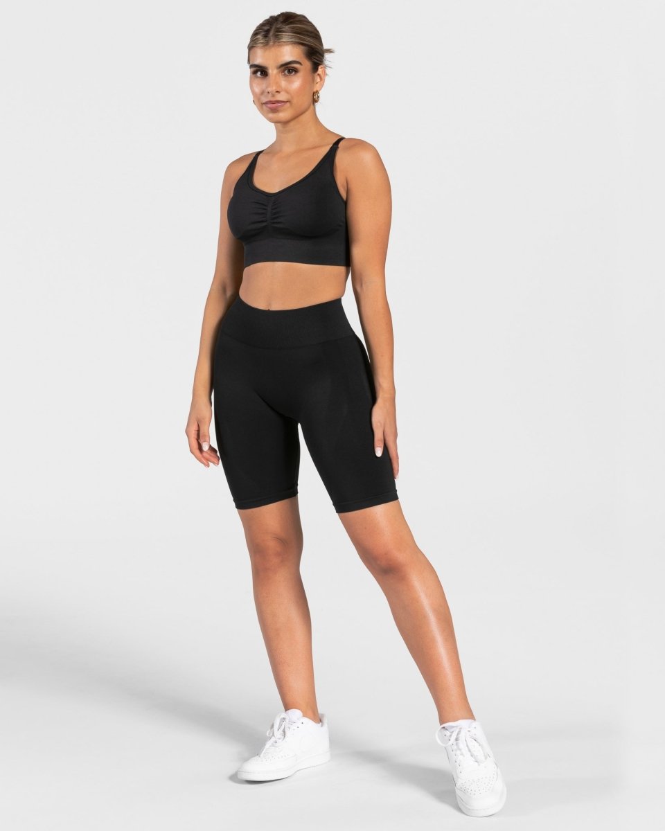 Charming Scrunch Short "Schwarz" - TEVEO