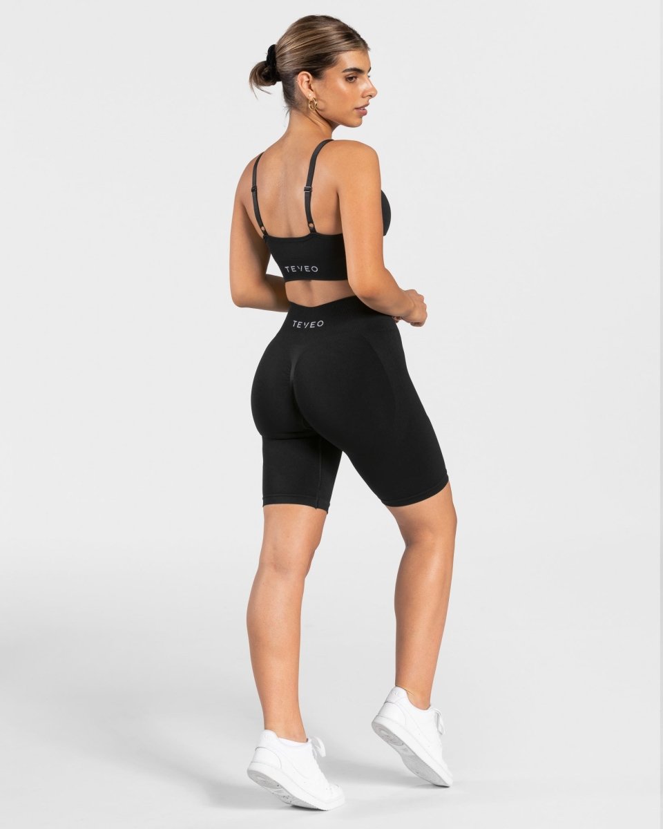 Charming Scrunch Short "Schwarz" - TEVEO